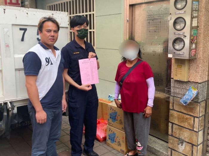 善心人士關懷弱勢 警偕同發送物資