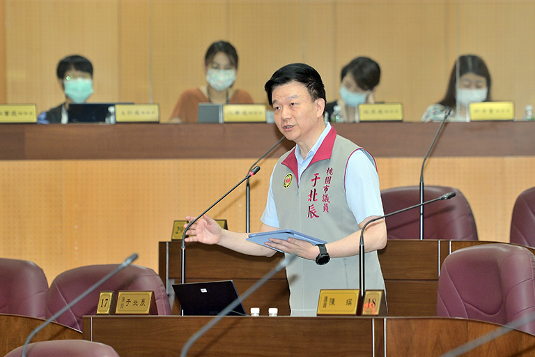 防範台中吊臂墜落工安意外,市議員于北辰:高危安風險建案嚴加稽查。(圖/市議會提供)