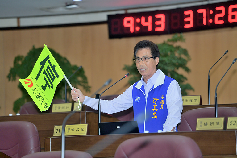 洗刷「行人地獄」惡名妙招!,市議員徐其萬:路口警示小旗確保安全。(圖/市議會提供)