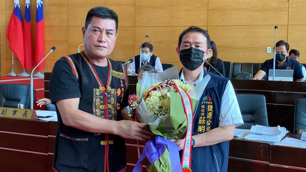 中市議員黃仁昨(17)日在議會質詢時,為了表示悼念,因此準備了一束花請中捷總經理莊明聰代為轉送其家屬。(圖/記者謝榮浤翻攝)