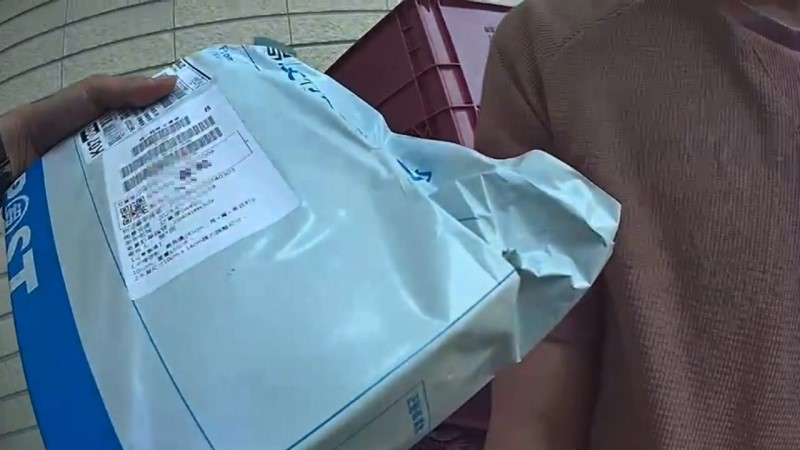 超商領完店到店的包裹 看到警車又走回頭 失聯移工這心虛的舉動 讓他直接打包回國