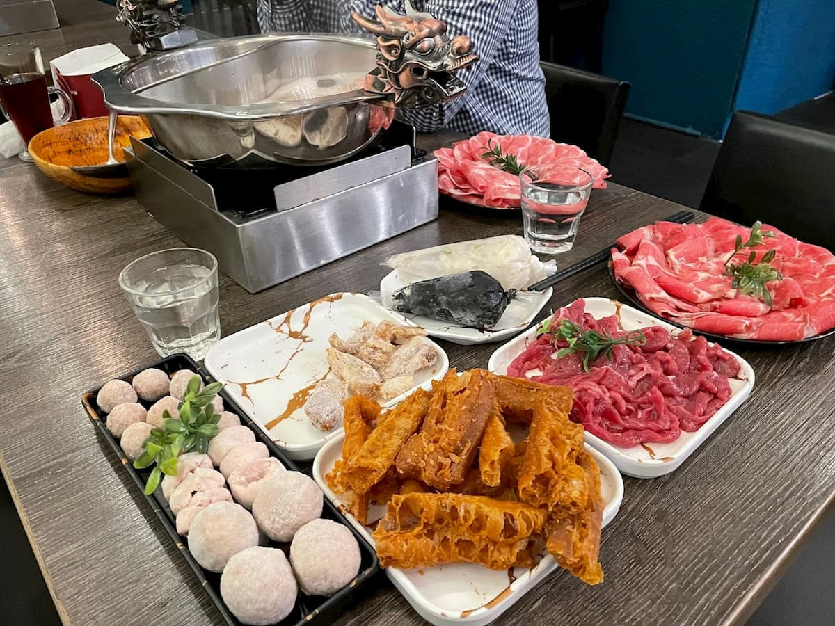 瓦法奇朵W.麻辣Bar以道地川味火鍋,抓住老饕的味蕾。(圖/瓦法奇朵W.麻辣Bar)