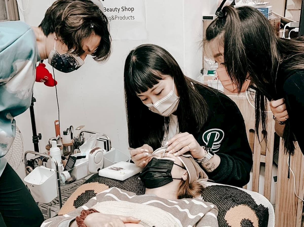 Rassy Studio芮芮老師,專業美睫教學,多次獲獎。(圖/Rassy Studio芮馨美學)