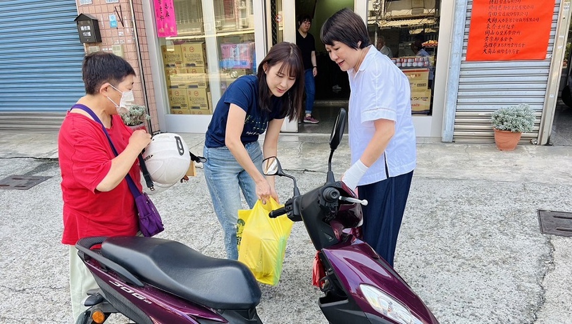 陸淑美熱心公益 服務處即起發放低收入戶白米及民生用品