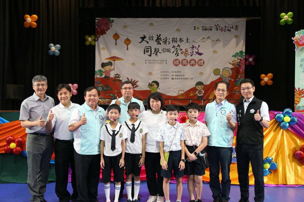 市長與宣信國小博愛國小答喙鼓表演學生合照