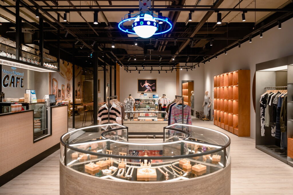 【Vivienne Westwood台中Lalaport店】全店以明亮、暖木質色調之展櫃陳列SS23新作,進門映入眼簾的即是展現經典與反叛標誌的土星logo燈,照耀正中央展櫃