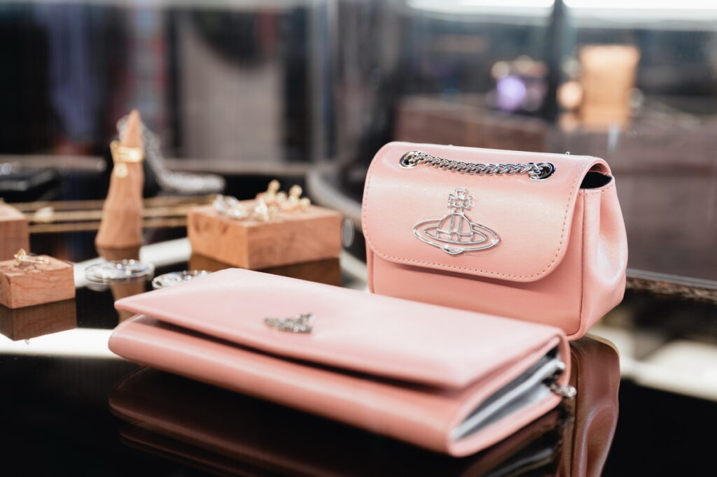 【Vivienne Westwood Lalaport限定】Vivienne Westwood特別為了Lalaport新店推出獨家販售之限定包款Kelly、Hazel等系列