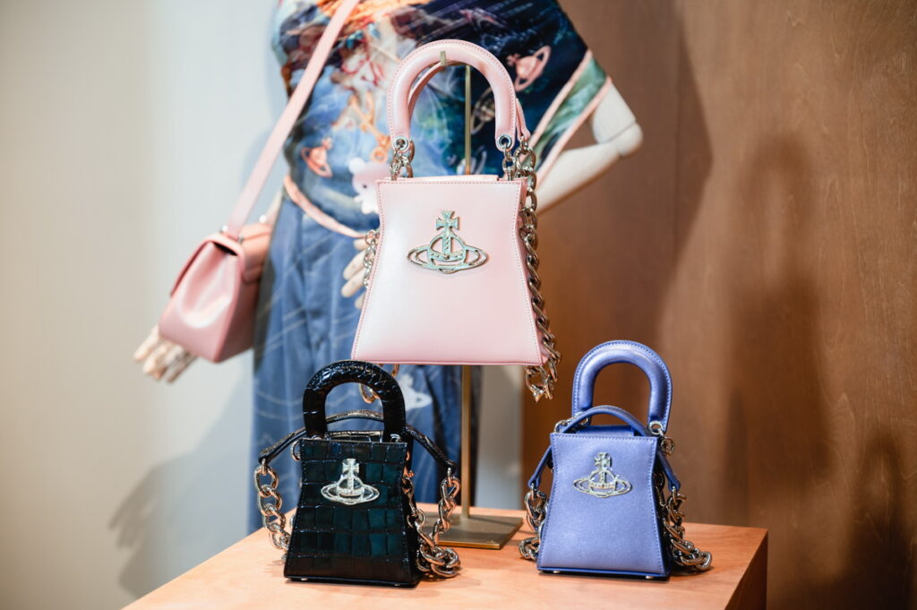 【Vivienne Westwood Lalaport限定】Kelly包款,Lalaport兩大限定色:撫子粉色、紫羅蘭色