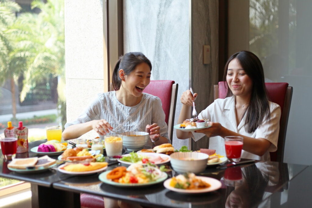 擁有1,500坪休閒設施的長榮鳳凰酒店(礁溪)只需持3張聯合住宿券就可悠閒入住高級洋式客房,附贈早午餐及晚餐各2客。