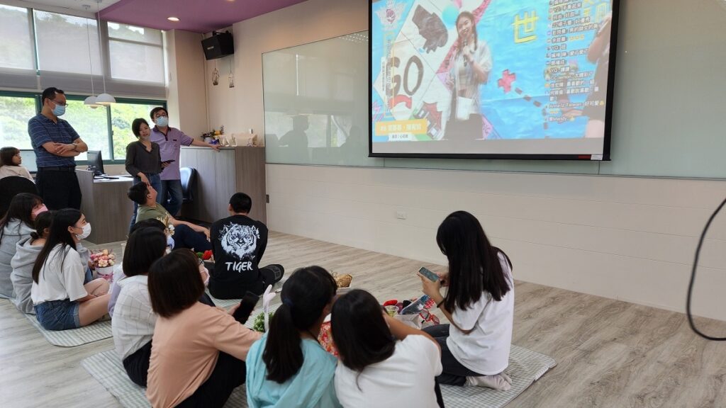 朝陽科大行銷系師生在「創新行銷實驗室」,從另一端直播畫面影像觀賞現場情形,並線上留言(圖/陳惠玲攝影)
