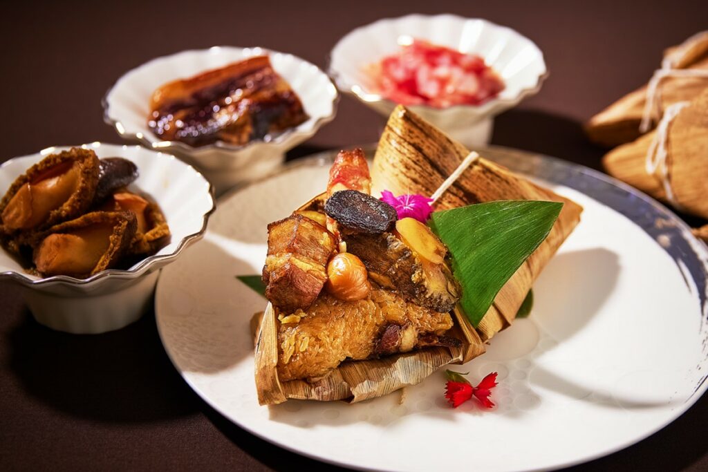 JR東日本大飯店台北推出松露鮑魚臘味粽-以精選的九孔鮑魚和雲林快樂豬肉為主要食材-每一口都品嘗得到濃郁的風味。