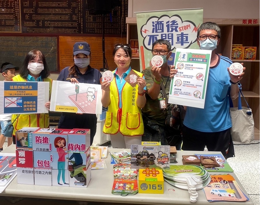 ▲ 中警三分局立德所員警和志工媽媽進駐愛心市集,進行防詐、反毒與反酒駕宣導 (圖/台中市警察局 提供)