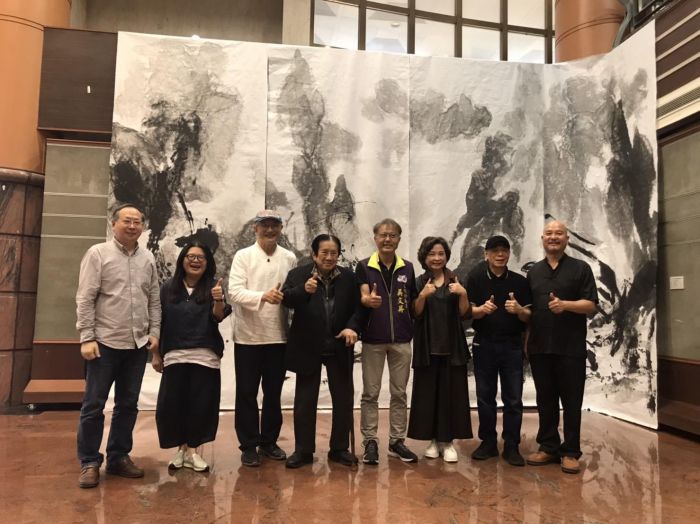 拋開具象回歸自己感受 建國科大推出抽象畫展「虛實之舞」