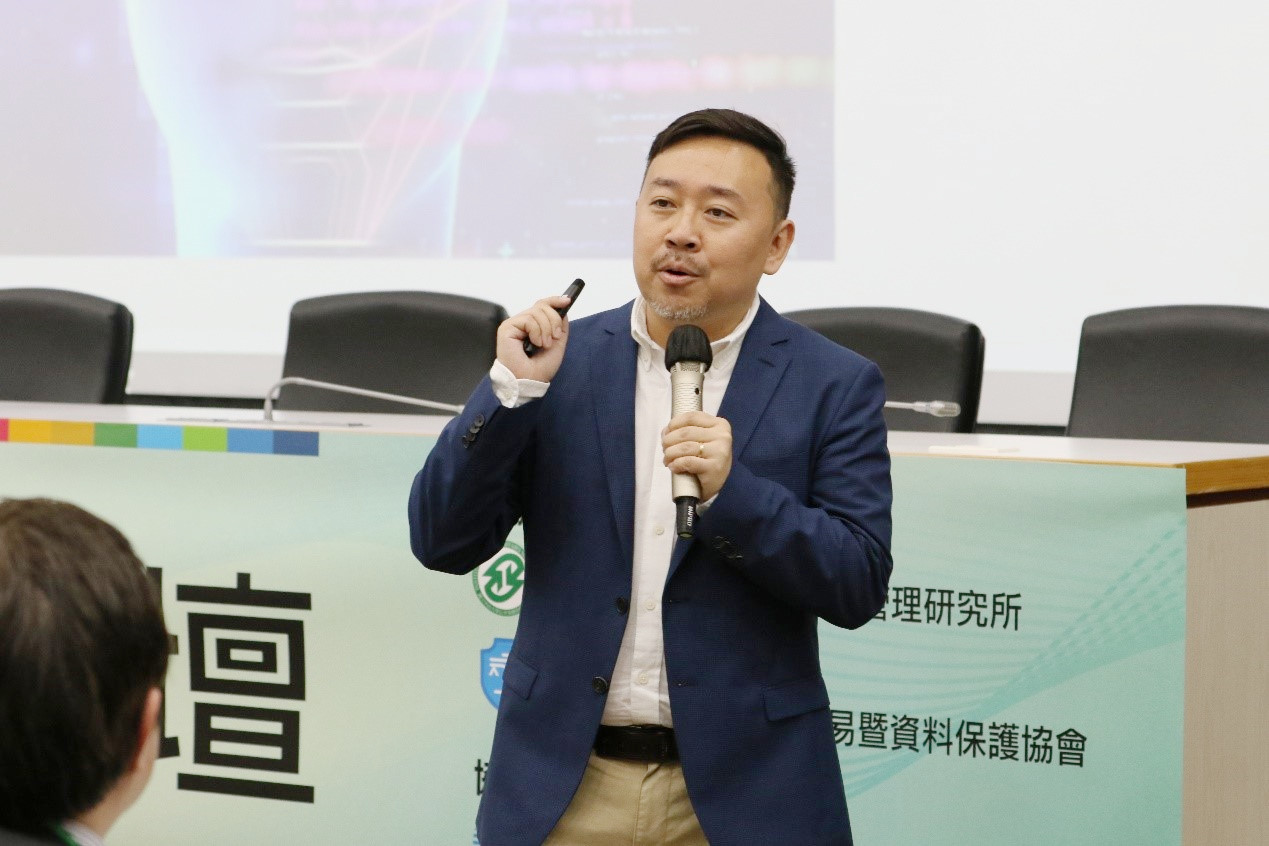 游尚儒理事長發表對AI超未來的看法。(圖/數位金融交易暨資料保護協會提供)