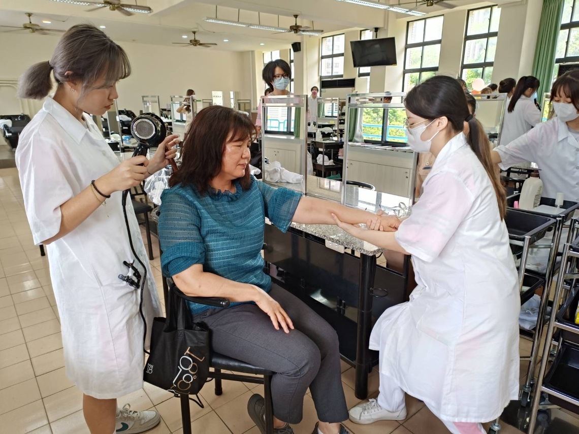 漾新聞|三民家商美容科五月感恩為師長洗髮按摩展所學