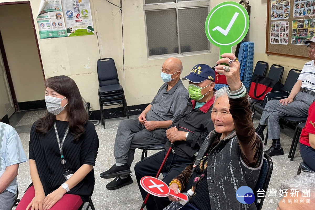 中嘉寬頻北健電視於桃園區三民里關懷據點,透過趣味遊戲教長輩查證防詐。