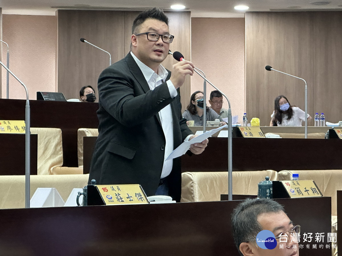 簡千翔指出中興新村今昔差太大，請縣府拿回主導權。（記者扶小萍攝）