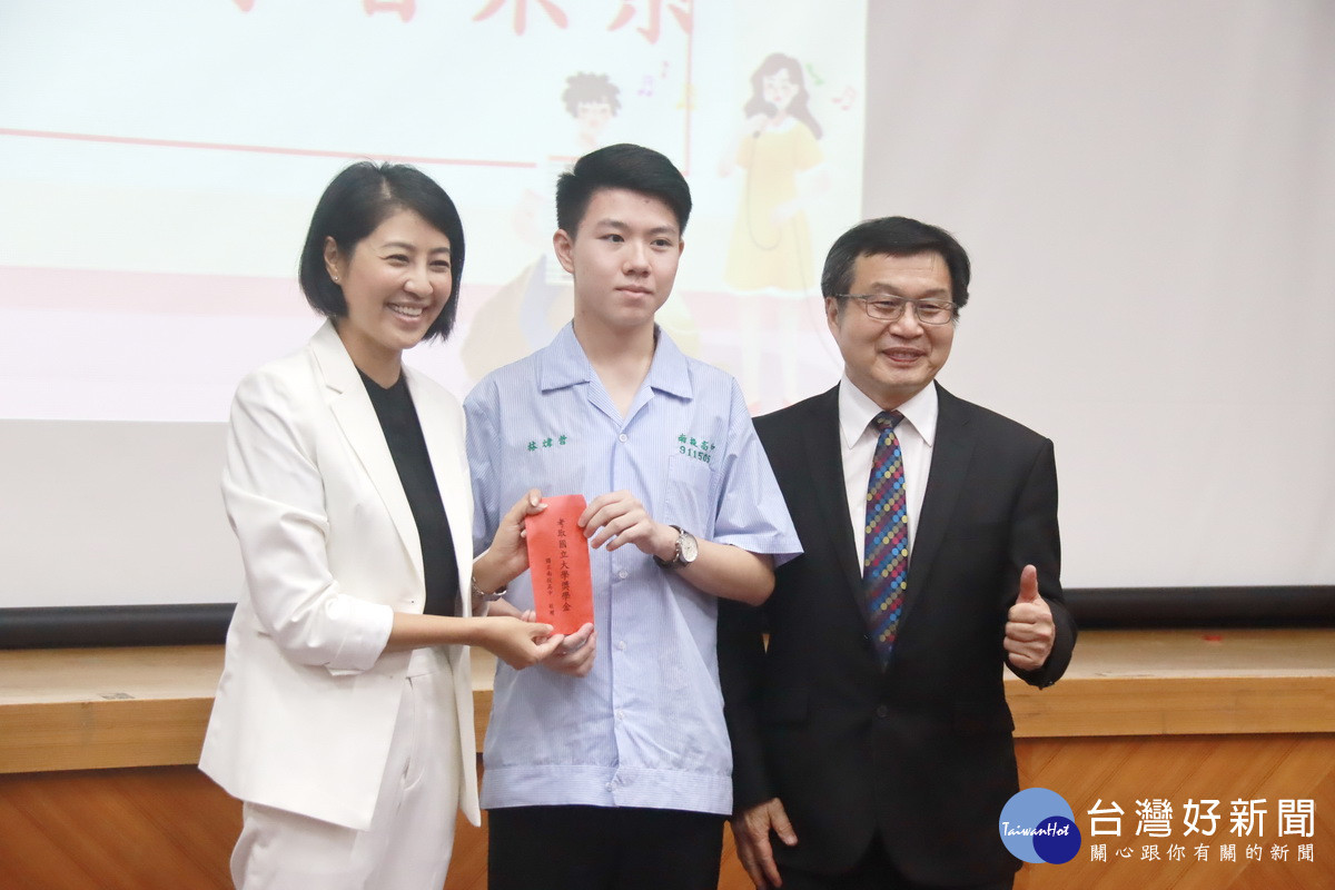 許縣長贈獎學金予林煒哲同學。(記者扶小萍攝)