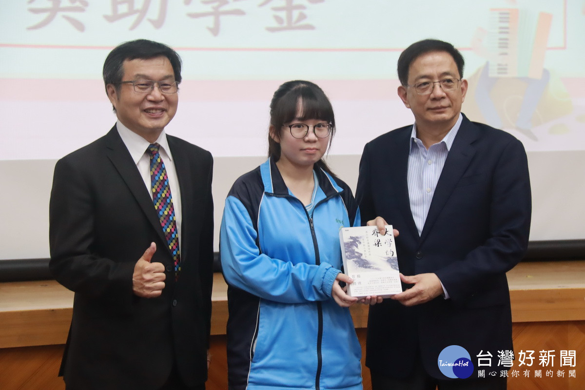 管博士(右)贈簽名書予許文妮同學。(記者扶小萍攝)
