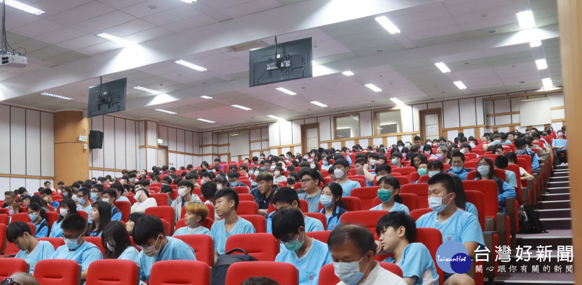 學校邀請管中閔博士與同學分享成功經驗。(記者扶小萍攝)