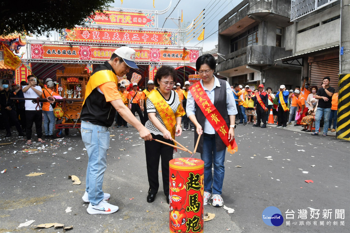 社頭枋橋頭七十二庄迓媽祖起駕點起馬泡。圖/彰化縣政府提供