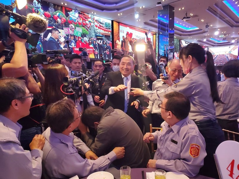 新北市長侯友宜17日獲國民黨徵召參選2024總統後,傍晚出席新北市民力任務隊聯合布達典禮活動, 參與人員爭相握手,場面熱烈。中央社