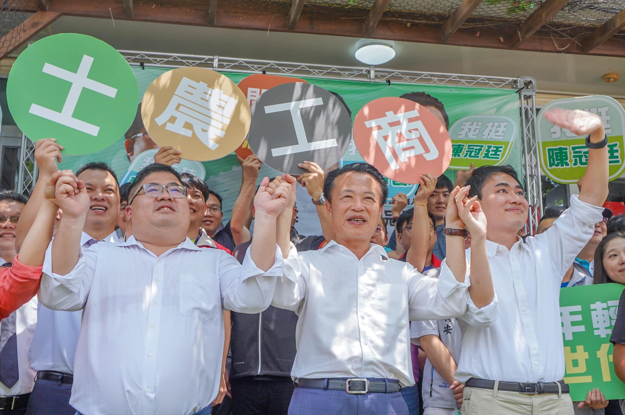 民進黨嘉義縣黨部今舉行「年輕世代、開拓新局」推薦立委參選人記者會,縣長翁章梁(中)推薦立委參選人蔡易餘(左)、陳冠廷(右)。翻攝陳冠廷臉書