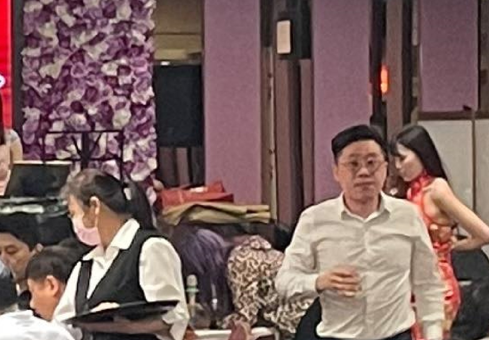 四叉貓17日在臉書PO照爆料,柯文哲競選辦公室主任陳亞麟(右)出席飛鷹幫餐會,還逐桌敬酒。翻攝四叉貓臉書