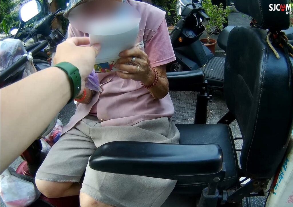 ▲ 員警透過紙筆、比手劃腳下得知重聽的9旬嬤迷路了 (圖/台中市警察局 提供)
