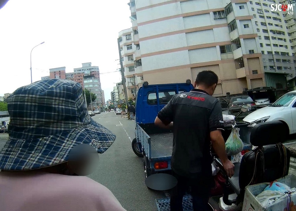 ▲ 阿嬤心心念念的行動戰車,員警找來神隊友協助載返家 (圖/台中市警察局 提供)