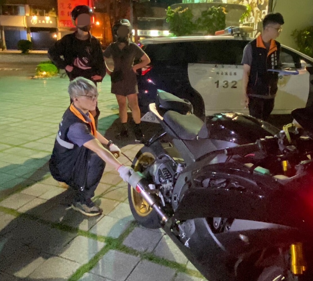 ▲ 中警一分局執行封閉式取締噪音改裝車路檢勤務,甕中捉鱉策略成效佳 (圖/台中市警察局 提供)