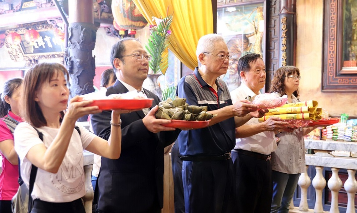 中華醫大為國家高考生祈福　家長會與校友會送包子粽子