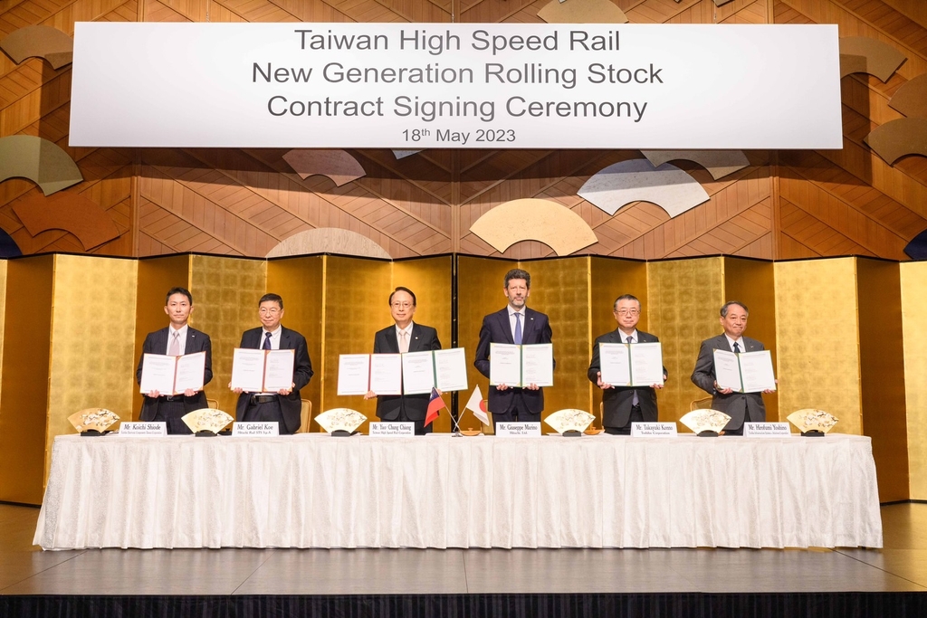 台灣高鐵公司5月18日下午在日本東京與日立東芝聯盟(HTSC)正式簽訂新世代列車組採購契約，由台灣高鐵公司董事長江耀宗(左三)與日立東芝聯盟代表共同簽署（圖：台灣高鐵）