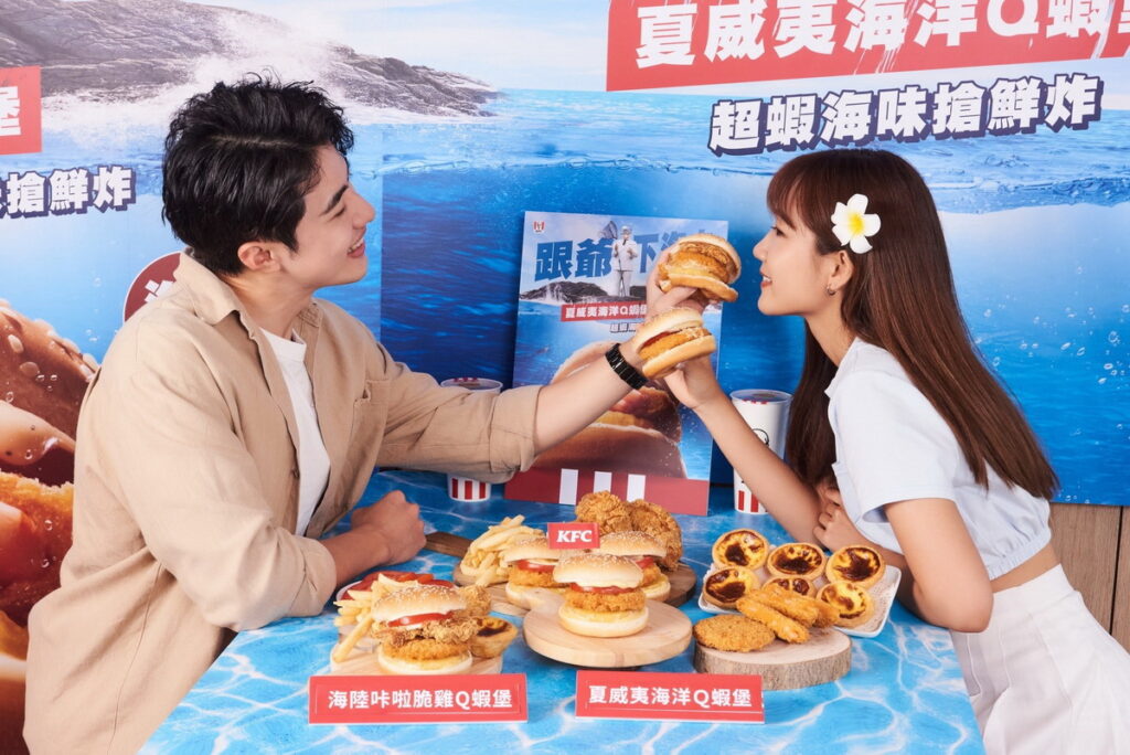 「夏威夷海洋Q蝦堡歡聚同樂餐」讓你海洋跟海陸兩種Q蝦堡都吃的到! 套餐內容還有咔啦脆雞x4+脆薯(中)x2+原味蛋撻x6+瓶裝百事可樂x1，豐富的味覺層次感就像海浪一波一波襲來，感受最爽外的極鮮海味!