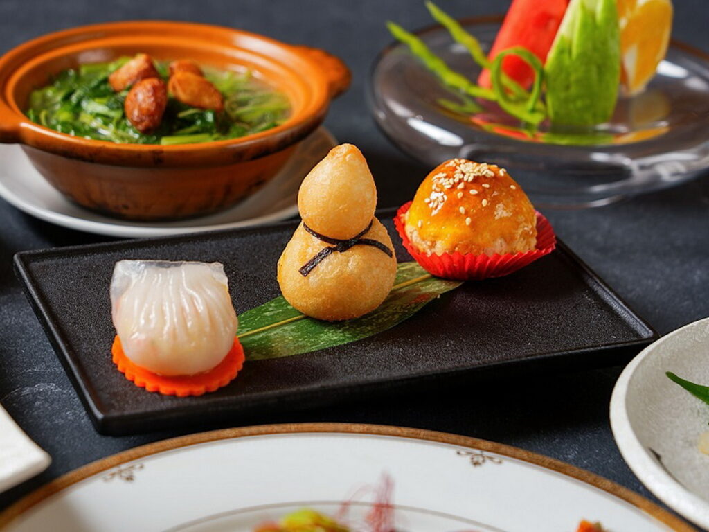 港點組合則是筍尖鮮蝦餃、葫蘆鹹水角、潮牌叉燒酥,經典港點讓人食指大動。(圖/潮品集.潮坊提供)