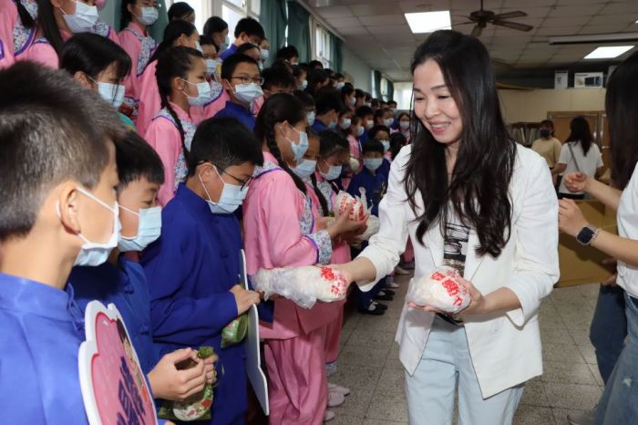 建國國中、小合唱團全國歌謠賽表現優異 苗栗縣長夫人陳美琦嘉勉為縣爭光
