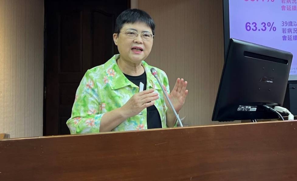 乳癌病友協會理事長黃淑芳替年輕病友爭權利。(記者林金聖翻攝)