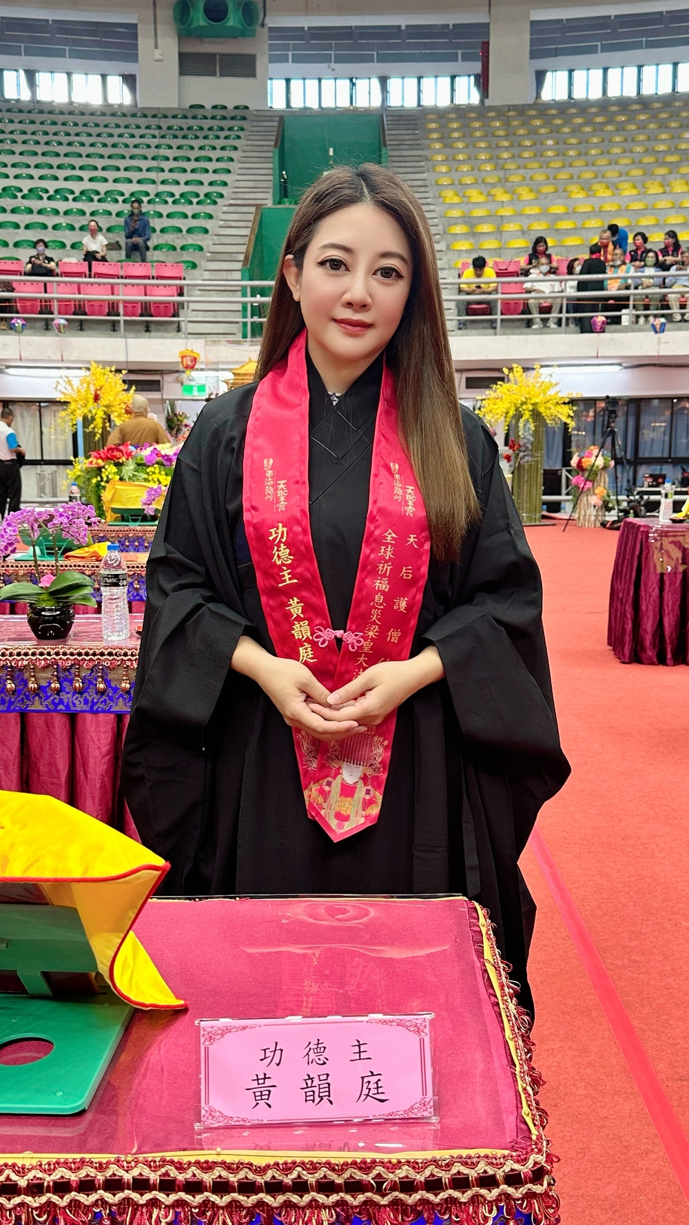▲里昂庭國際控股集團創辦人兼董事局主席-黃韻庭Vivian Huang與媽祖有深厚法緣,西元2019年更創下華人唯一把媽祖神明衣於法國羅浮宮舉辦全球限定50位嘉賓於VVIP封館之夜與世界名畫『蒙娜麗莎』同框的創舉。(圖/里昂庭國際控股集團 提供)