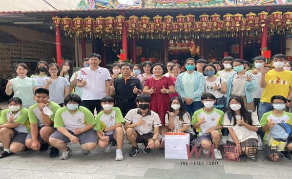 田中高中師長帶學生參拜乾德宮 祈願媽祖與文昌君合力為考生加持