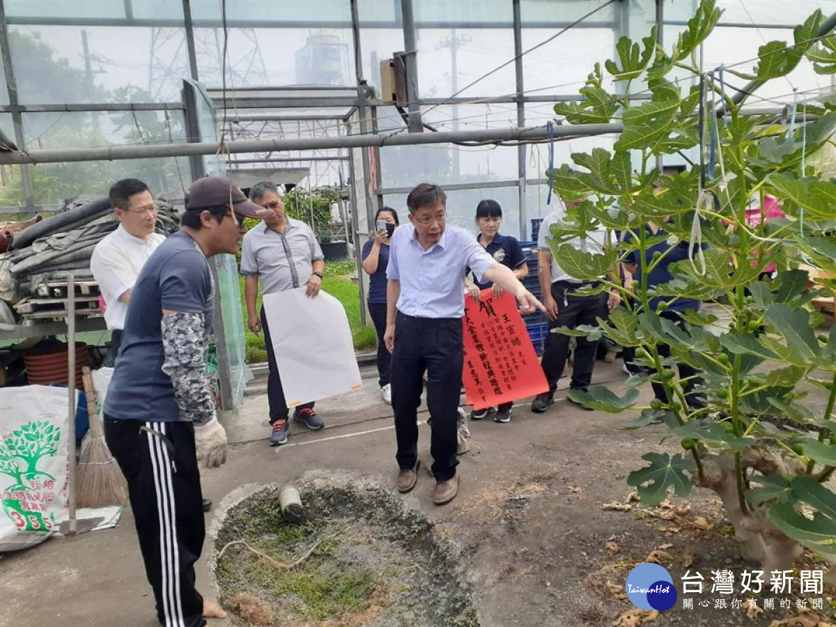 彰化縣「三果言義 埤頭樂遊趣」 榮獲十大食農體驗經典路線,縣府農業處第一時間代表縣長王惠美前往張貼紅榜表達祝賀之意。 圖/彰化現正五提供