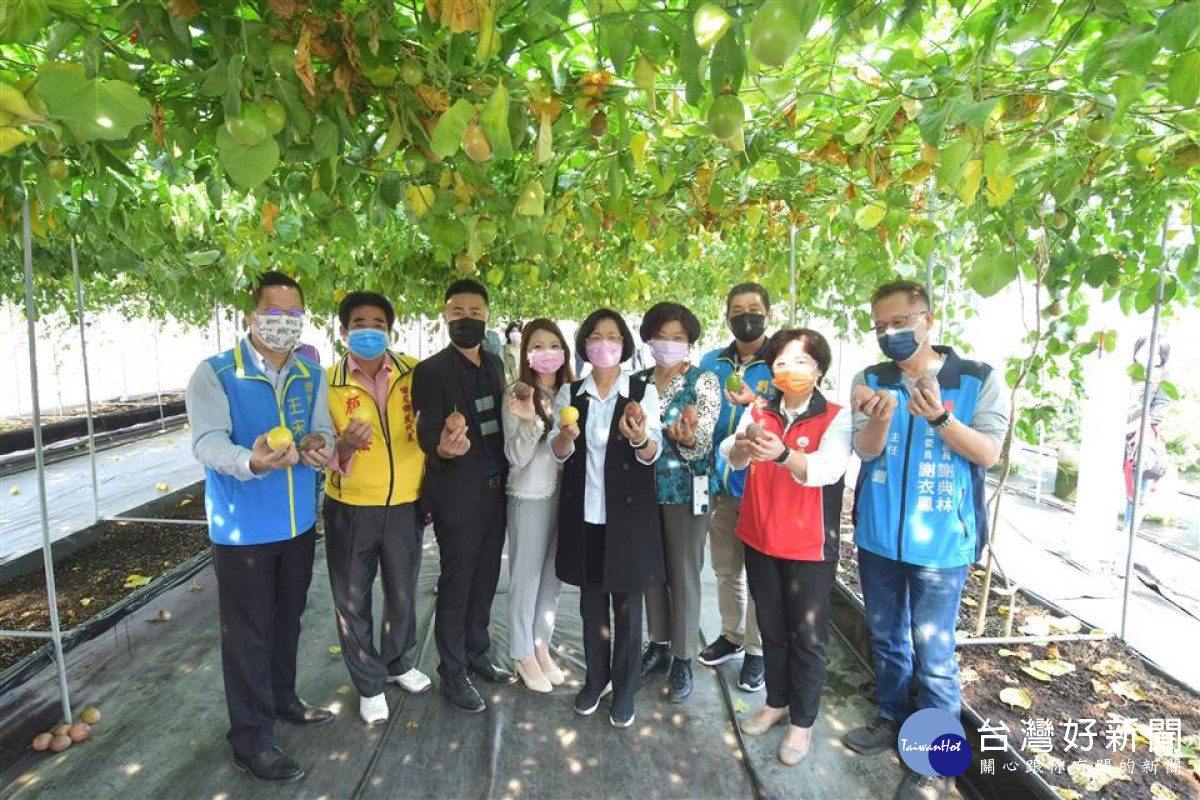 藝龍國際百香果繁育中心開幕,縣長王惠美前往鼓勵祝賀。圖/彰化縣政府提供