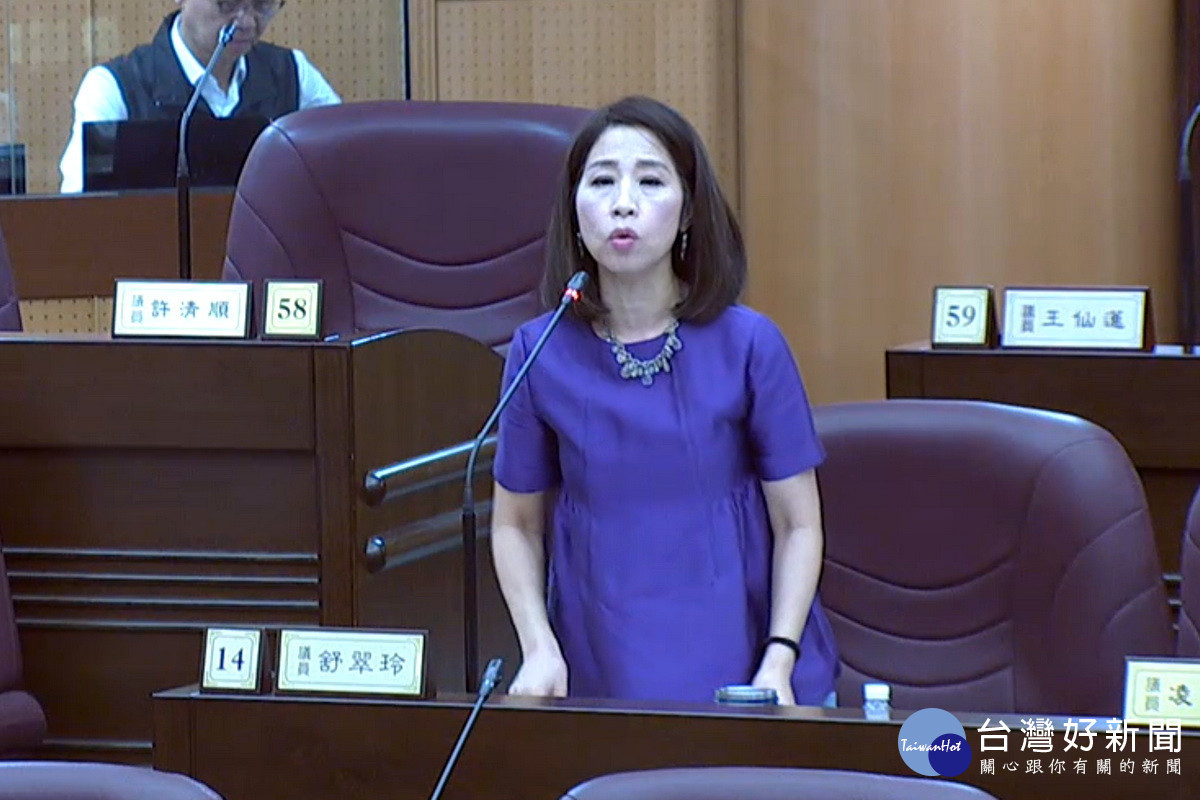 針對天幕球場興建問題,桃園市議員舒翠玲於議事堂上提出質詢。