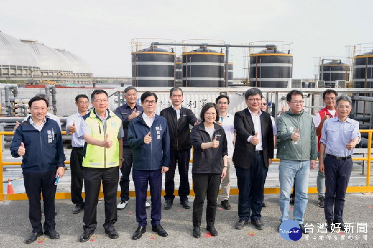 ▲呼籲節約用水，蔡英文視察興達電廠海淡機組並致贈加菜金慰勞。（圖／記者 許高祥 翻攝）