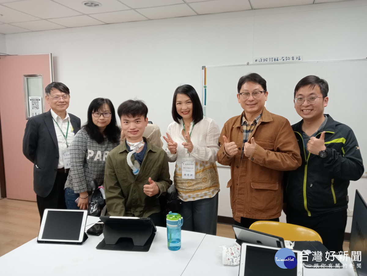 王紹丞同學(左三)與母親(左二)和校內師長及訪視委員合影