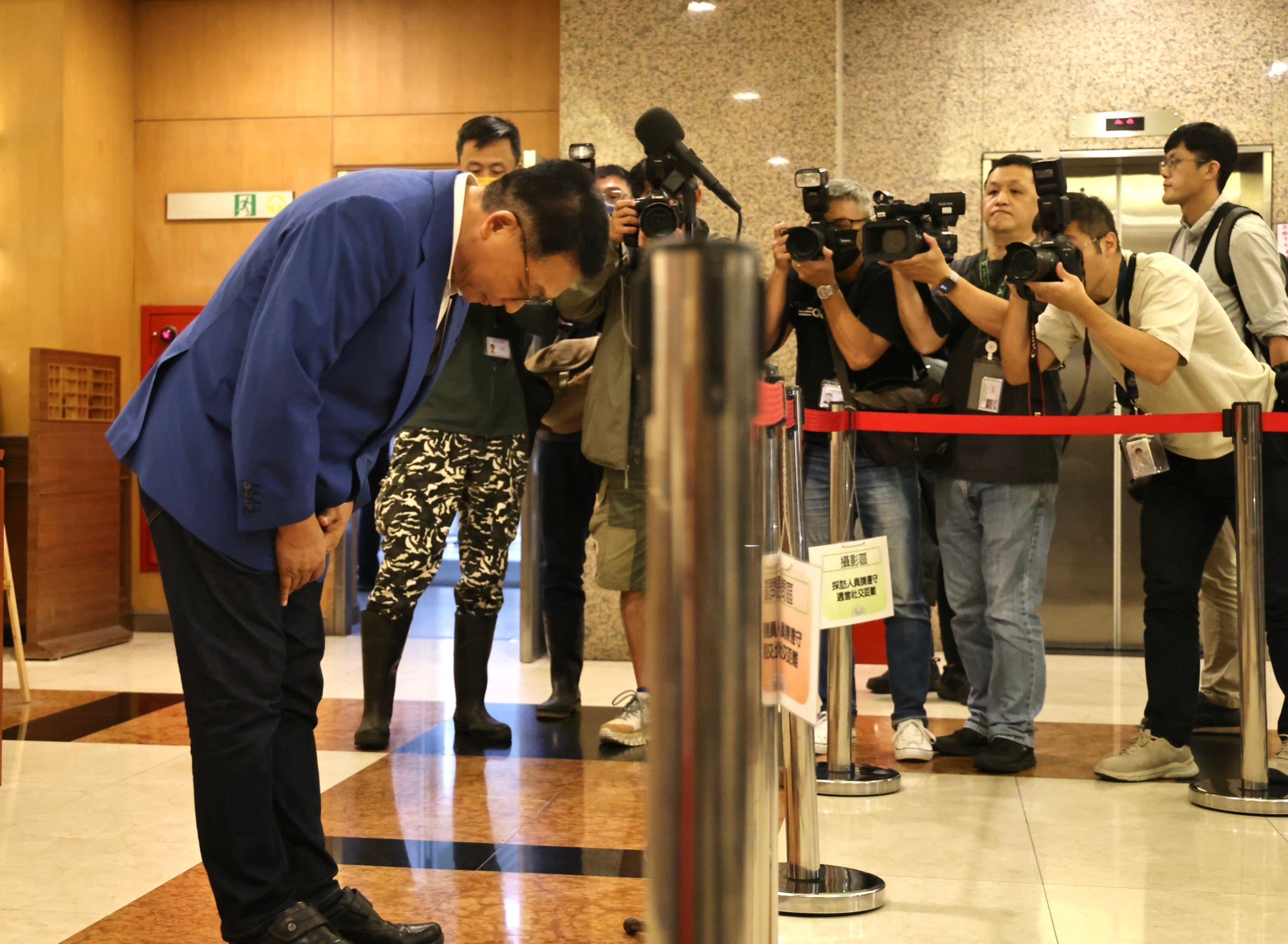 民進黨立委陳歐珀因被指和詐詐的借貸平台過從甚密並接受贊助,出面鞠躬致歉。林啟弘攝