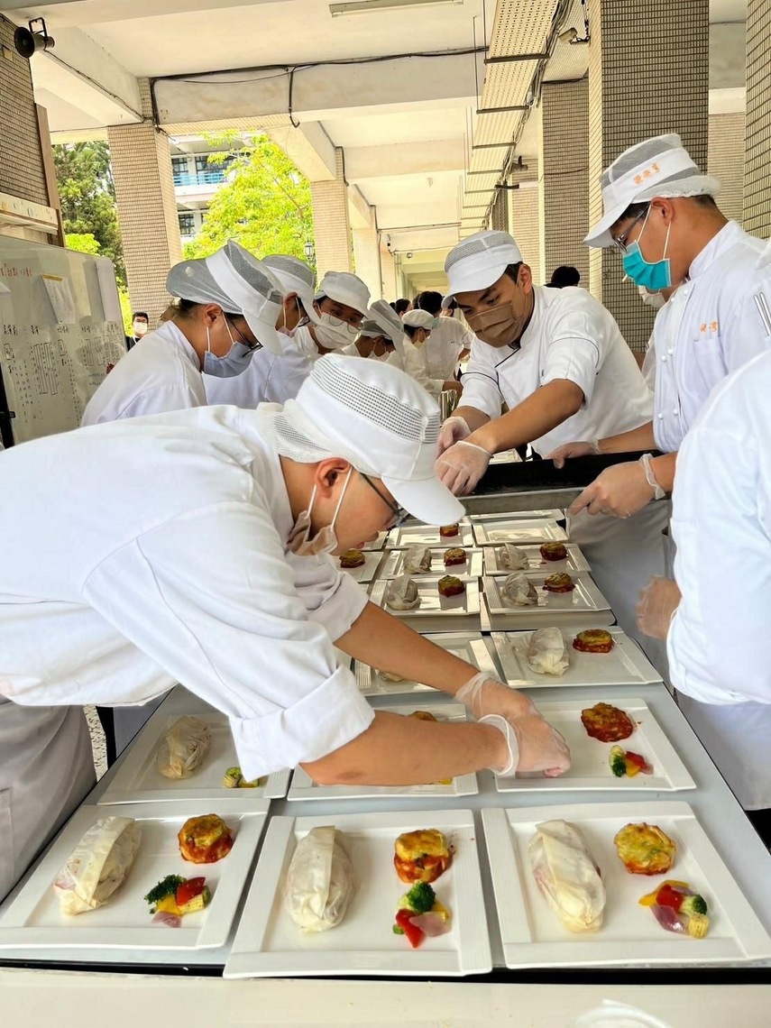 用美食與擁抱謝親恩 三民家商餐飲科感恩餐會很溫馨