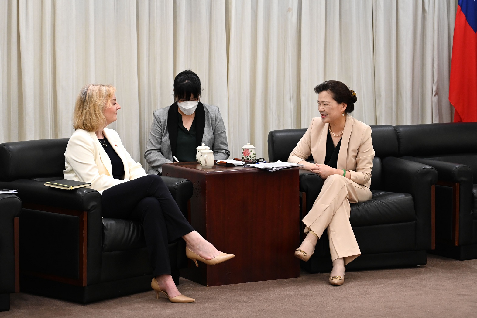 王美花部長歡迎英國特拉斯前首相訪臺, 推動臺英經貿關係深化 王美花部長歡迎英國特拉斯前首相訪臺, 推動臺英經貿關係深化