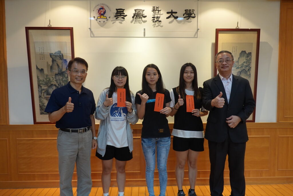 圖文說明:吳鳳科大校長蔡宏榮(右1)與榮月科教文教育基金會高文顯董事長(左1)、謝育伶、戴孜穎、陳依萱三位同學合影