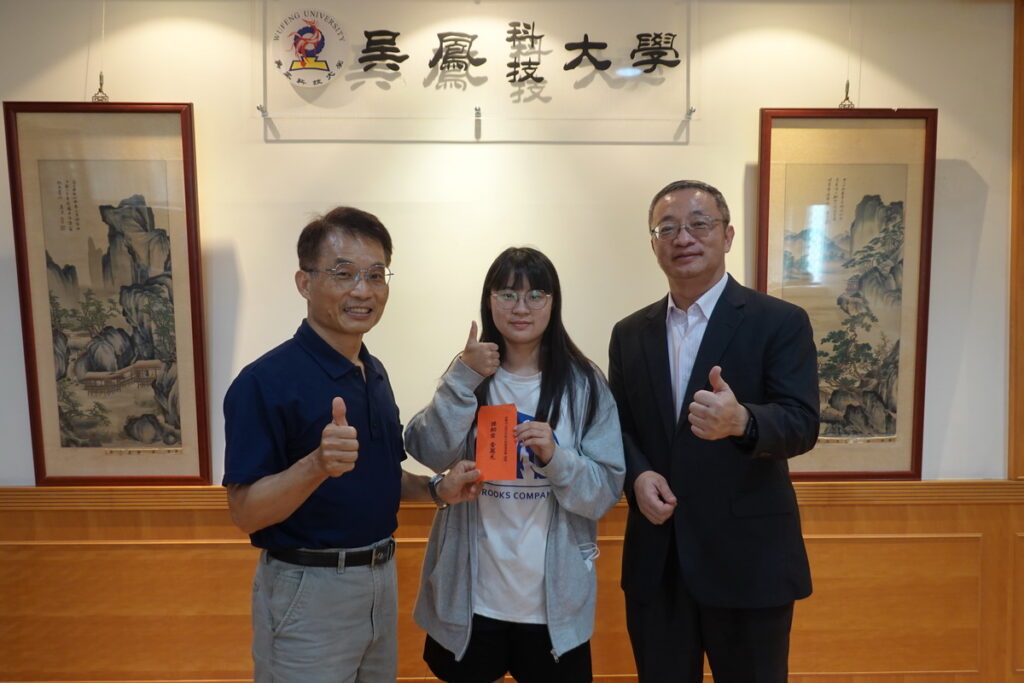 圖文說明:吳鳳科大校長蔡宏榮(右1)與榮月科教文教育基金會高文顯董事長(左1)與謝育伶同學合影