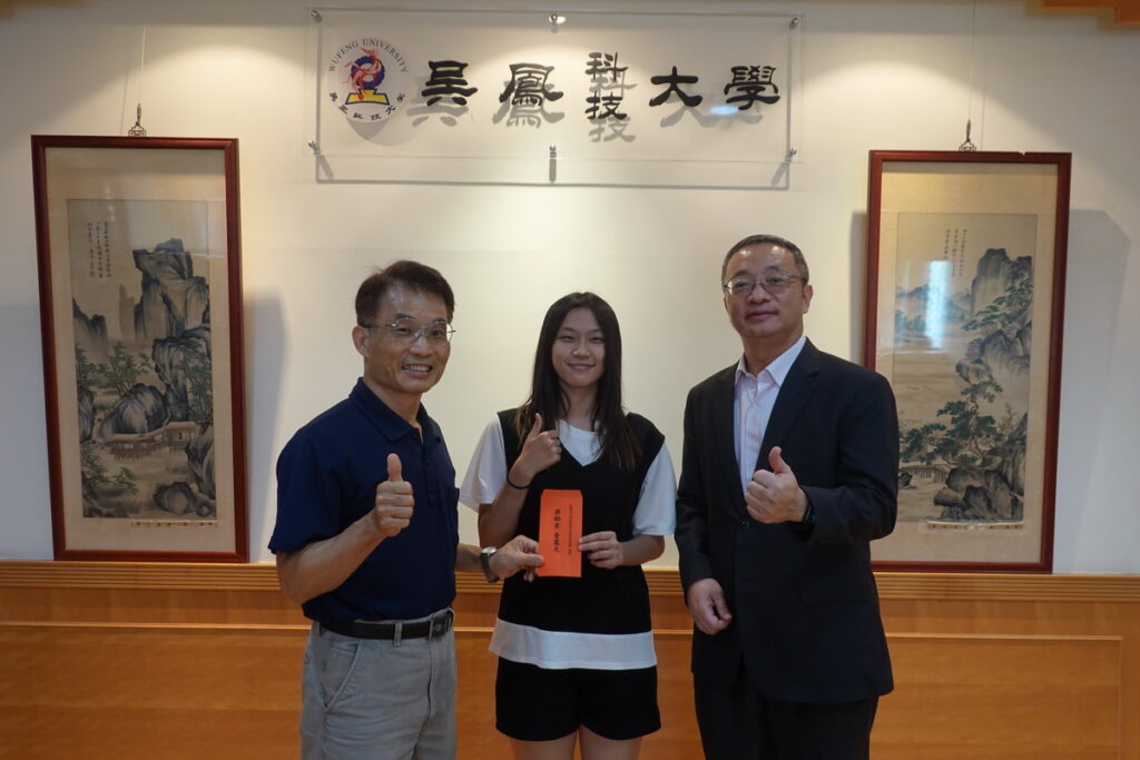 圖文說明:吳鳳科大校長蔡宏榮(右1)與榮月科教文教育基金會高文顯董事長(左1)與陳依萱同學合影